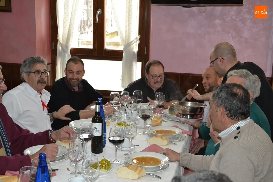 Foto 6 - La Pe&ntilde;a El Rinc&oacute;n re&uacute;ne a 120 comensales para degustar su tradicional cocido precarnavalero  