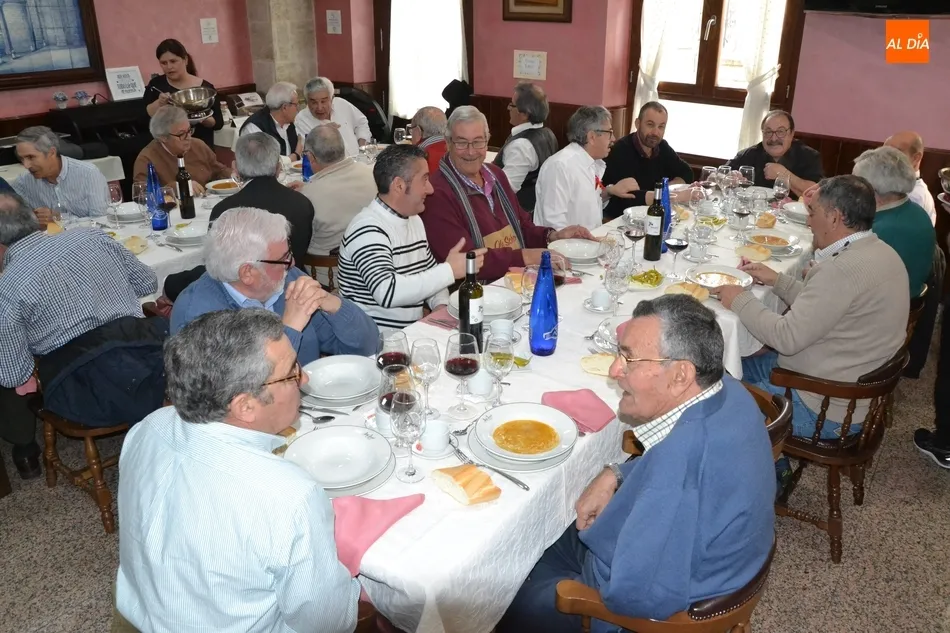 Foto 7 - La Pe&ntilde;a El Rinc&oacute;n re&uacute;ne a 120 comensales para degustar su tradicional cocido precarnavalero  