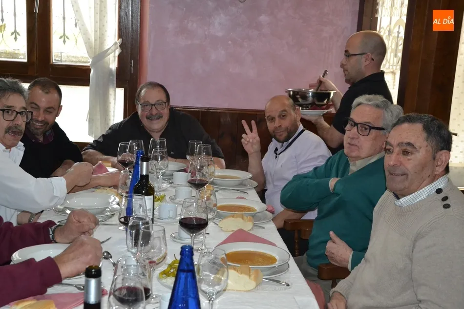 Foto 5 - La Pe&ntilde;a El Rinc&oacute;n re&uacute;ne a 120 comensales para degustar su tradicional cocido precarnavalero  