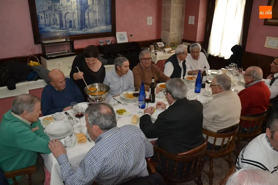 Foto 4 - La Pe&ntilde;a El Rinc&oacute;n re&uacute;ne a 120 comensales para degustar su tradicional cocido precarnavalero  