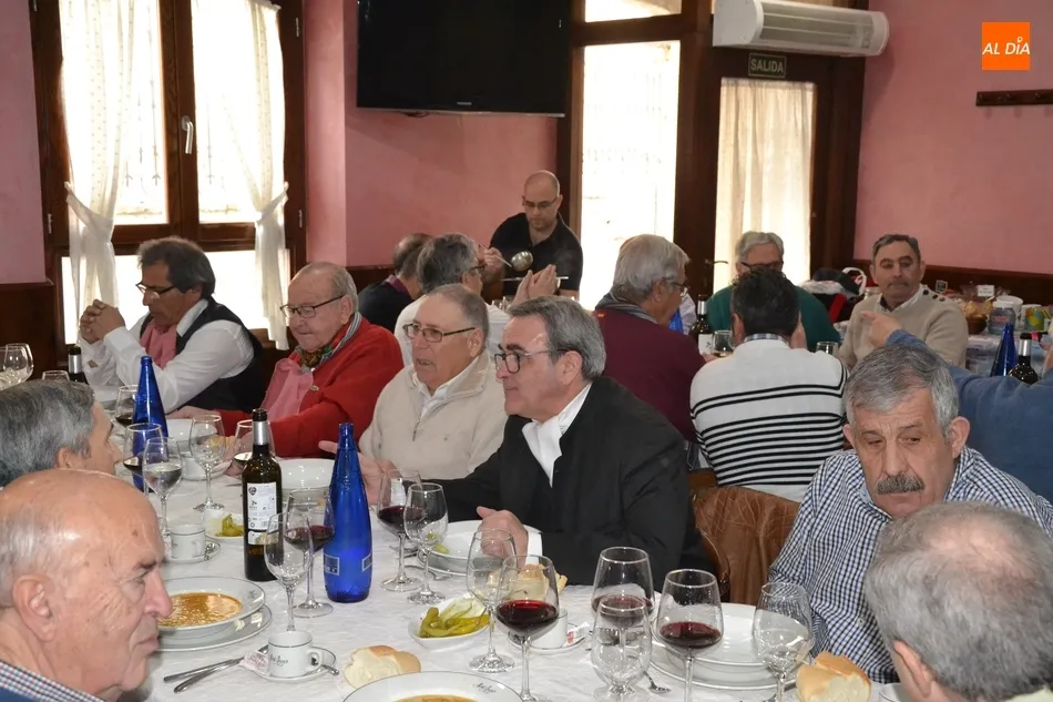 Foto 3 - La Pe&ntilde;a El Rinc&oacute;n re&uacute;ne a 120 comensales para degustar su tradicional cocido precarnavalero  