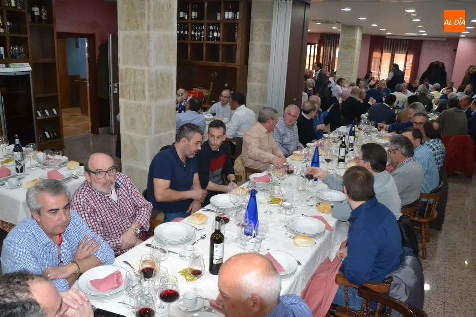 Foto 2 - La Pe&ntilde;a El Rinc&oacute;n re&uacute;ne a 120 comensales para degustar su tradicional cocido precarnavalero  