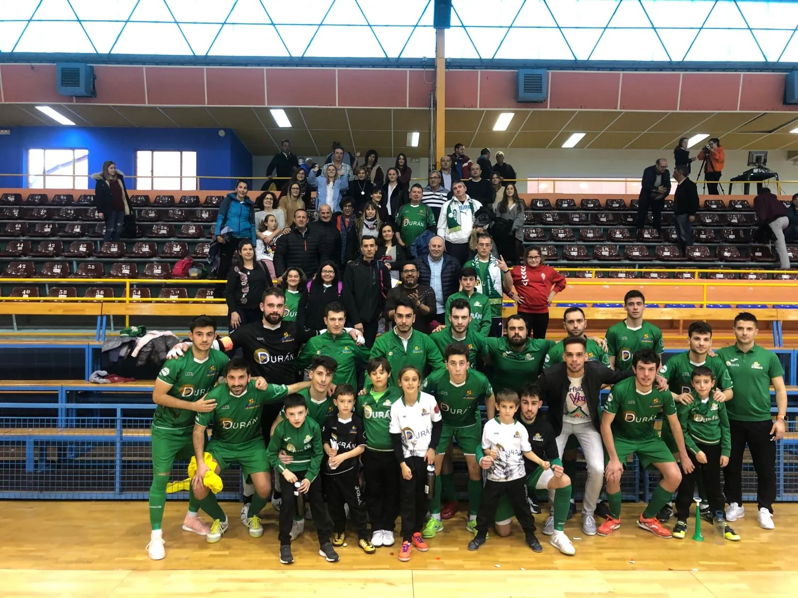 Integrantes del Piensos Durán Albense con la afición desplazada a Zamora