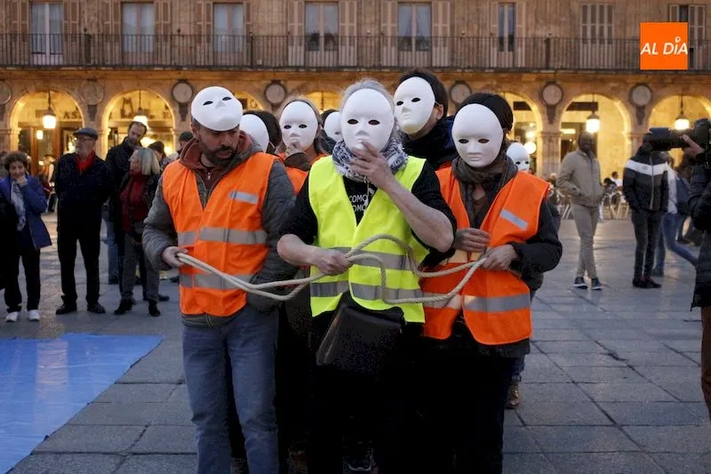 Foto 9 - La Asamblea de Apoyo a Personas Migrantes reivindica en Salamanca un pasaje seguro para migrantes y ...