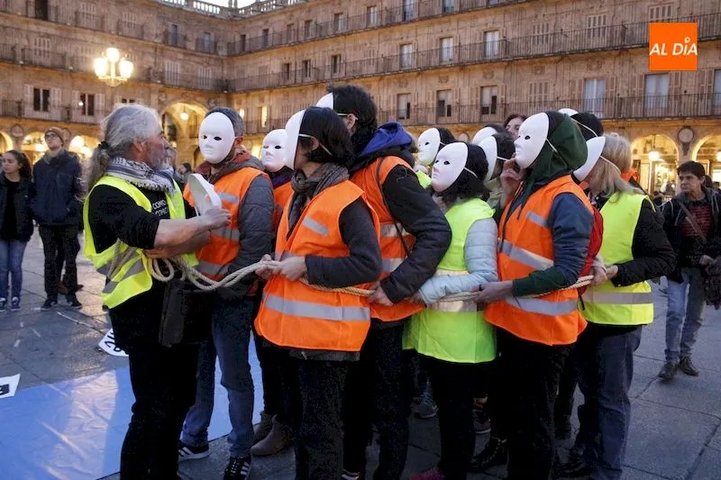 Foto 8 - La Asamblea de Apoyo a Personas Migrantes reivindica en Salamanca un pasaje seguro para migrantes y ...