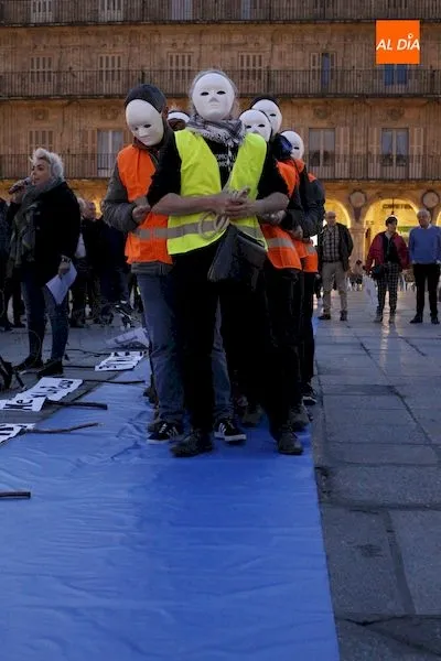 Foto 7 - La Asamblea de Apoyo a Personas Migrantes reivindica en Salamanca un pasaje seguro para migrantes y ...