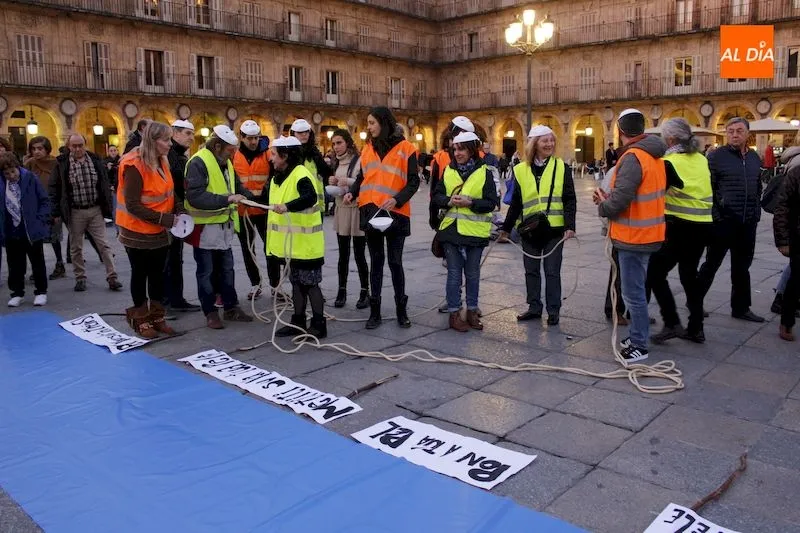 Foto 5 - La Asamblea de Apoyo a Personas Migrantes reivindica en Salamanca un pasaje seguro para migrantes y ...
