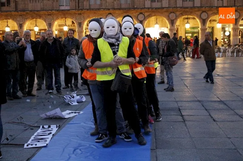 Foto 4 - La Asamblea de Apoyo a Personas Migrantes reivindica en Salamanca un pasaje seguro para migrantes y ...