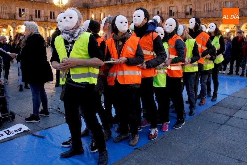 Foto 3 - La Asamblea de Apoyo a Personas Migrantes reivindica en Salamanca un pasaje seguro para migrantes y ...