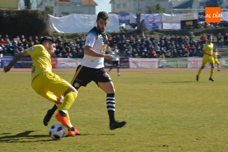 De la Nava presiona a un rival / Lydia González