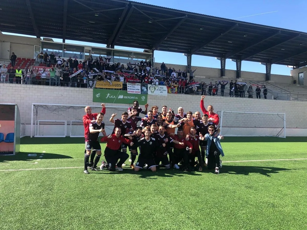 Los jugadores del Salamanca UDS celebran la victoria