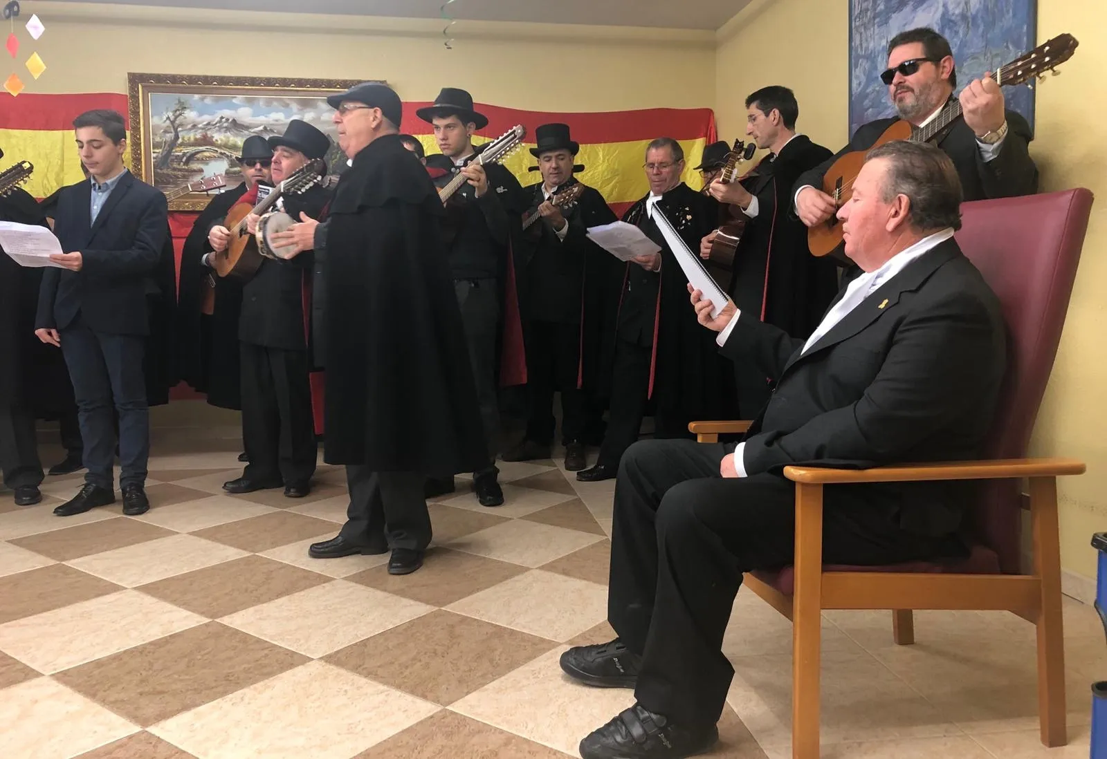 Foto 5 - La Rondalla lleva el esp&iacute;ritu carnavalero a varias residencias  