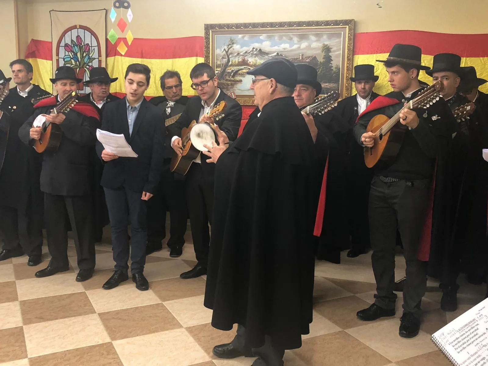 Foto 3 - La Rondalla lleva el esp&iacute;ritu carnavalero a varias residencias  