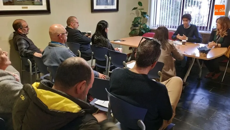 Mesa de trabajo del sector turístico en la Oficina de Turismo