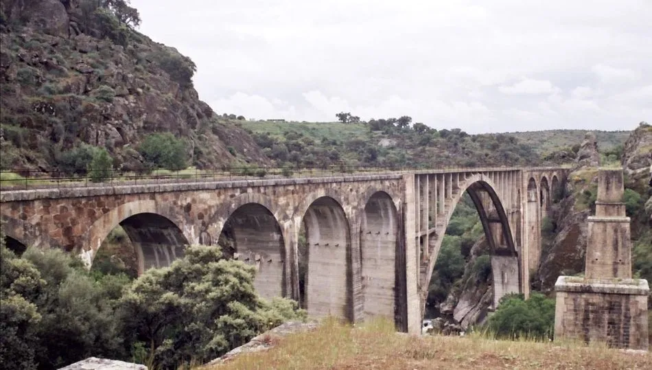 Denuncia por el abandono del tren convencional como medio de vertebración del territorio