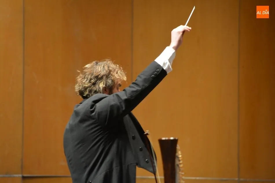 Foto 10 - Iv&aacute;n Plaus y la Joven Orquesta Sinf&oacute;nica Ciudad de Salamanca ofrecen un magn&iacute;fico concierto