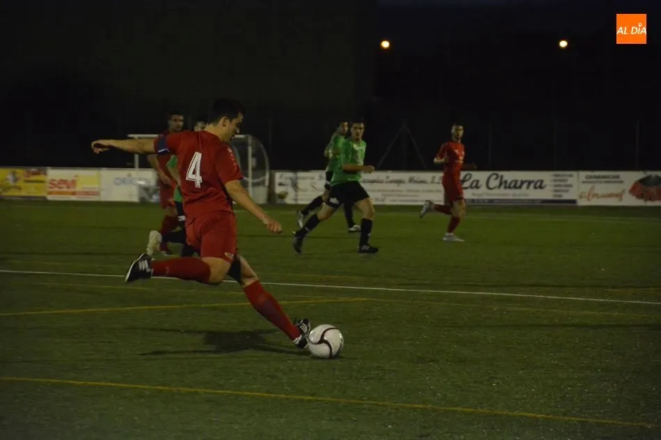 Foto 2 - El Salamanca UDS &lsquo;B&rsquo; sigue a la caza del Villaralbo en la Regional de Aficionados