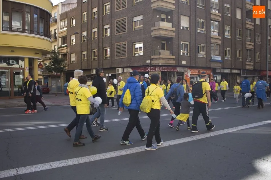 Foto 11 - Cerca de un millar de personas se unen a la Marea Amarilla de Aerscyl