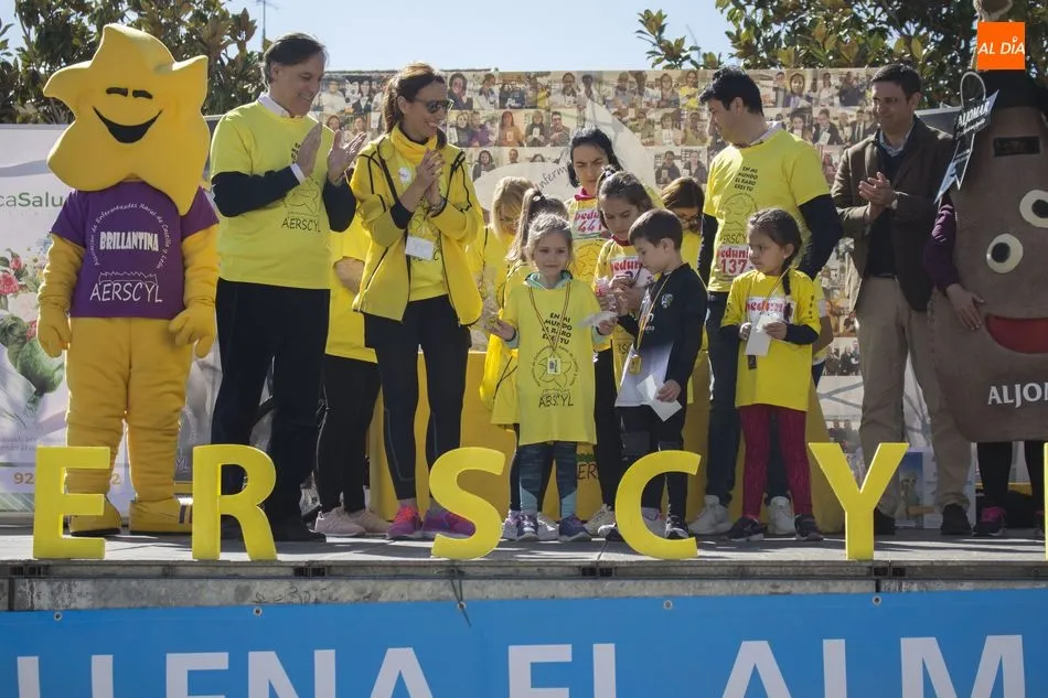 Foto 5 - Cerca de un millar de personas se unen a la Marea Amarilla de Aerscyl