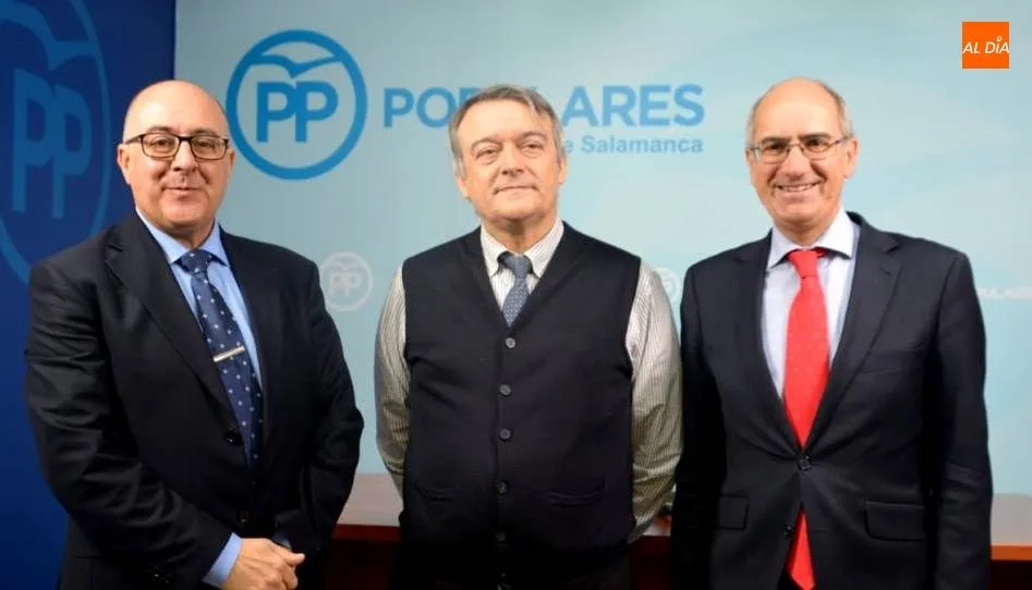 El presidente del Partido Popular de Salamanca, Javier Iglesias, a la derecha, junto al candidato del PP en Monterrubio de la Armuña, Manuel Marcos obles, y el anterior alcalde Manuel José Coto Moro. Foto de Lydia González