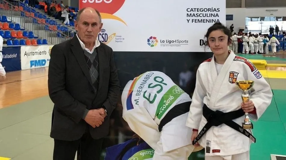 Clara Mateos posa con su trofeo