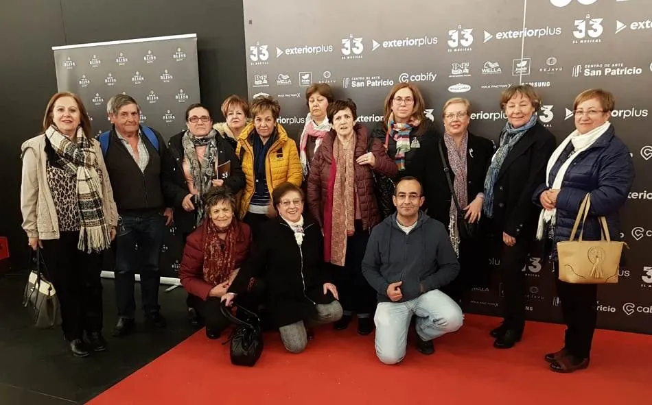 Cerca de medio centenar de vecinos de la comarca disfruta en Madrid del musical ‘33’  