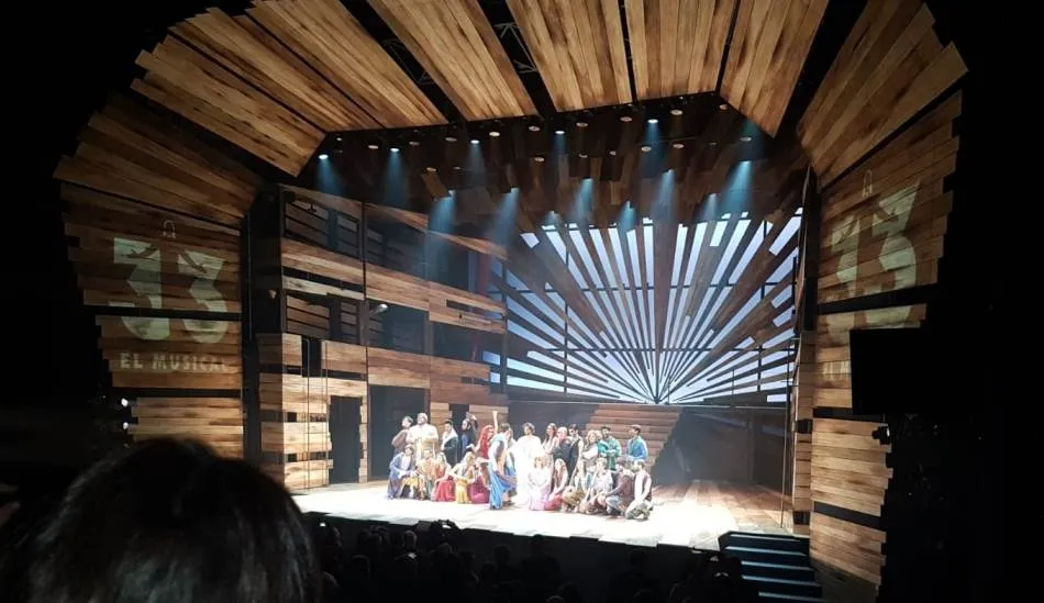 Foto 2 - Cerca de medio centenar de vecinos de la comarca disfruta en Madrid del musical &lsquo;33&rsquo;  