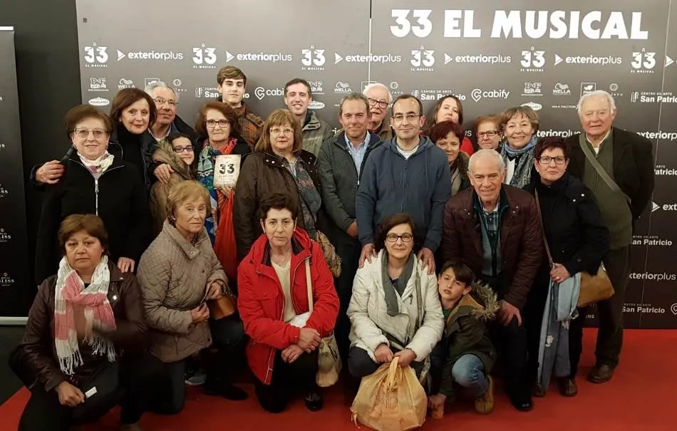 Foto 3 - Cerca de medio centenar de vecinos de la comarca disfruta en Madrid del musical &lsquo;33&rsquo;  