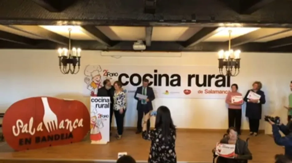 Foto 3 - Mar&iacute;a S&aacute;nchez y Mar&iacute;a Fern&aacute;ndez, homenajeadas en el II Foro de la Cocina Rural  