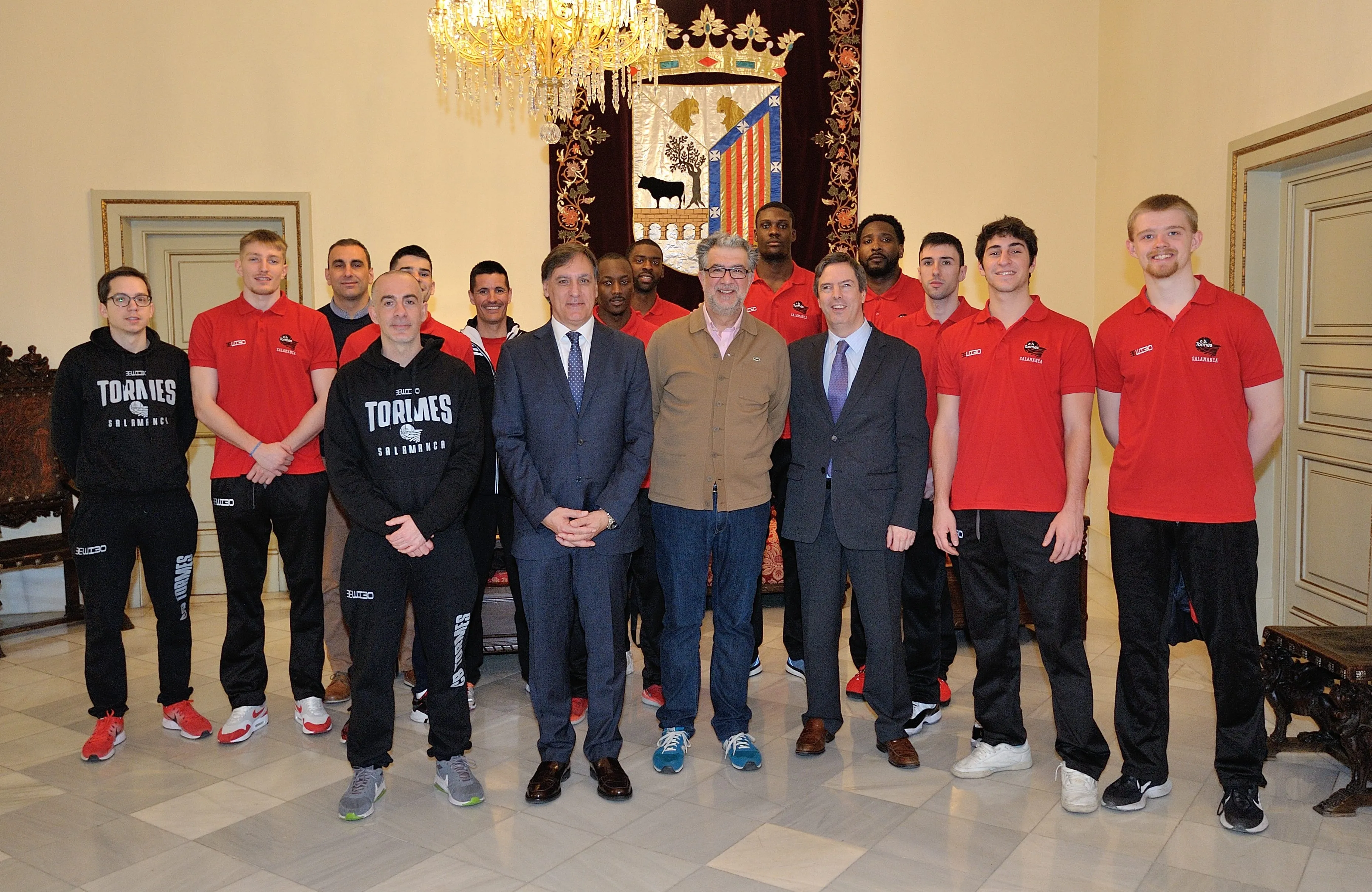 El alcalde de Salamanca, Carlos García Carbayo, y el concejal de Deportes, Enrique Sánchez-Guijo, junto a los integrantes del Club Baloncesto Tormes La Antigua