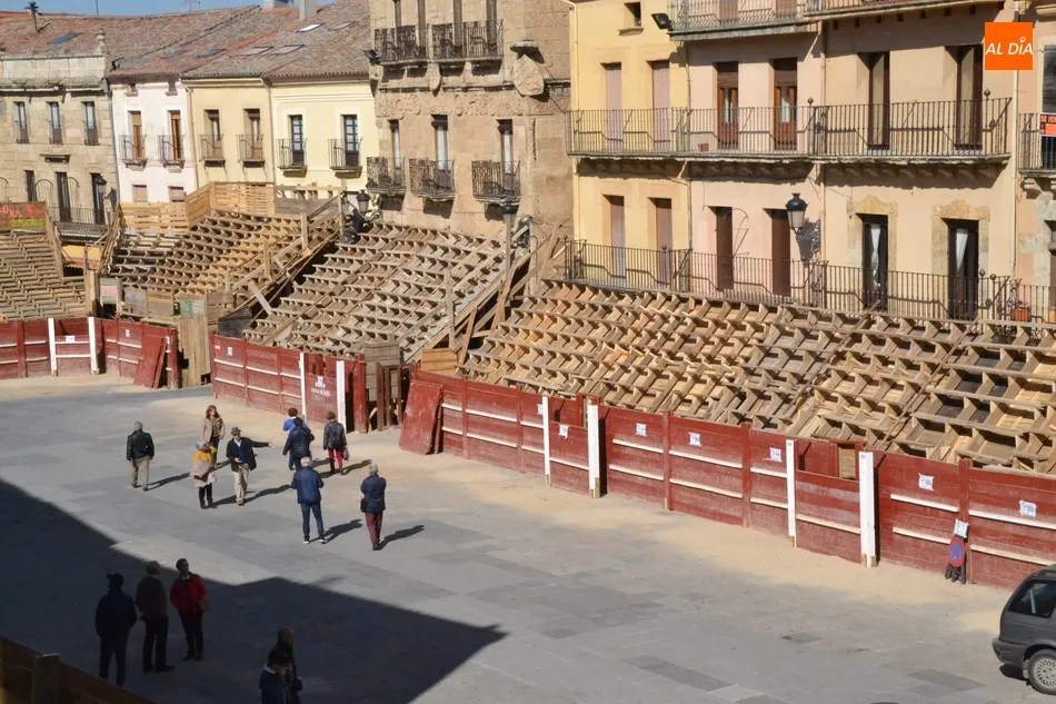 Foto 8 - La Plaza Mayor ya luce su imponente look carnavalero  