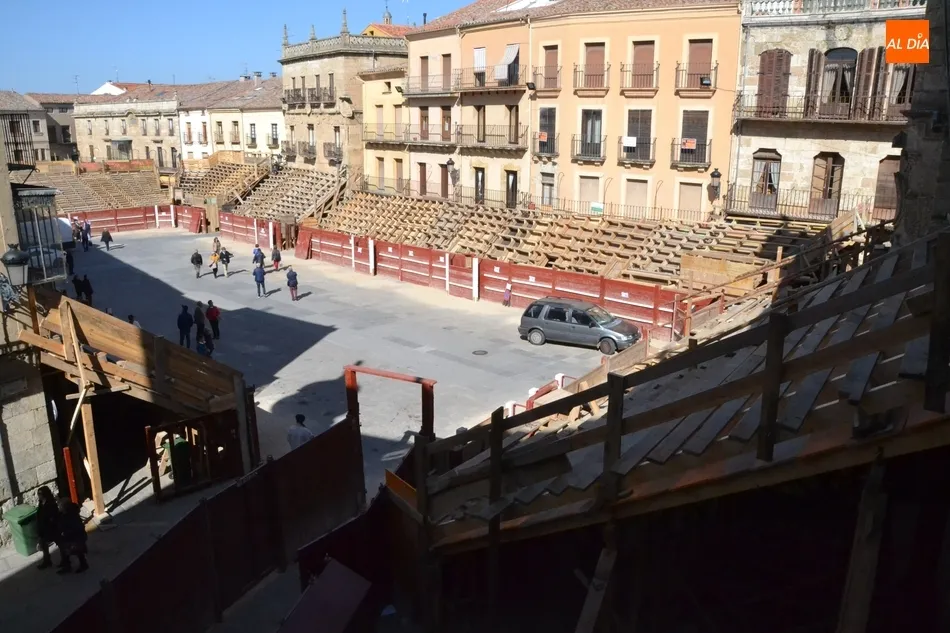 Foto 9 - La Plaza Mayor ya luce su imponente look carnavalero  