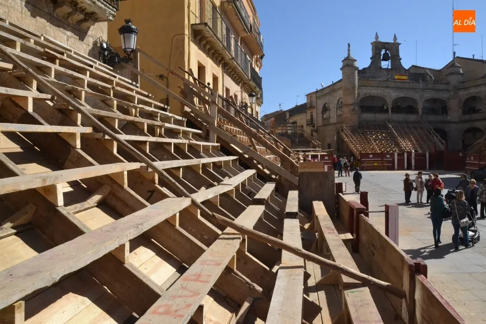 Foto 3 - La Plaza Mayor ya luce su imponente look carnavalero  