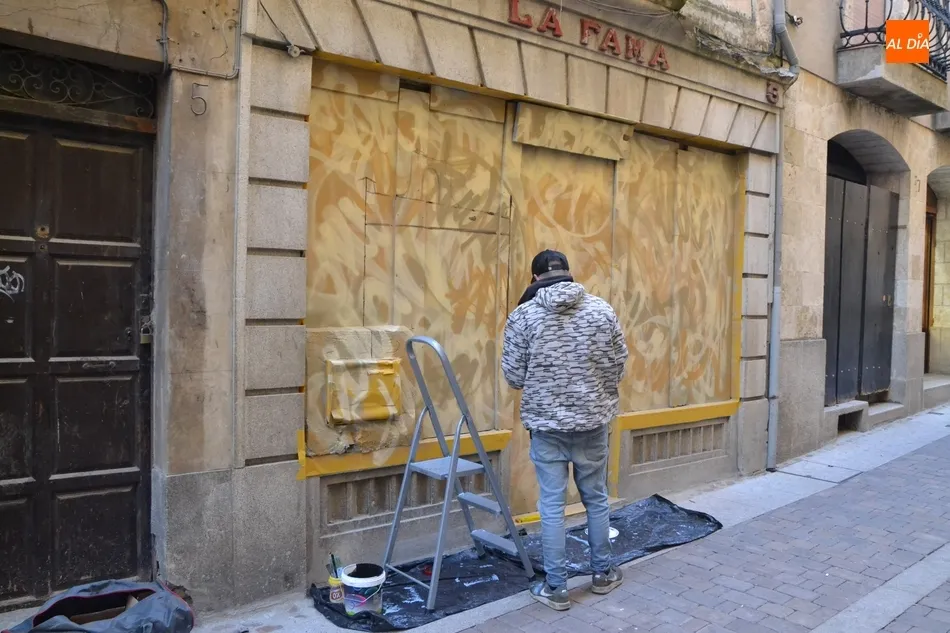 La calle Madrid se empapa de Carnaval con las agujas, varias peñas y nuevos paneles decorativos  