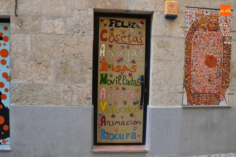 Foto 7 - La calle Madrid se empapa de Carnaval con las agujas, varias pe&ntilde;as y nuevos paneles decorativos  