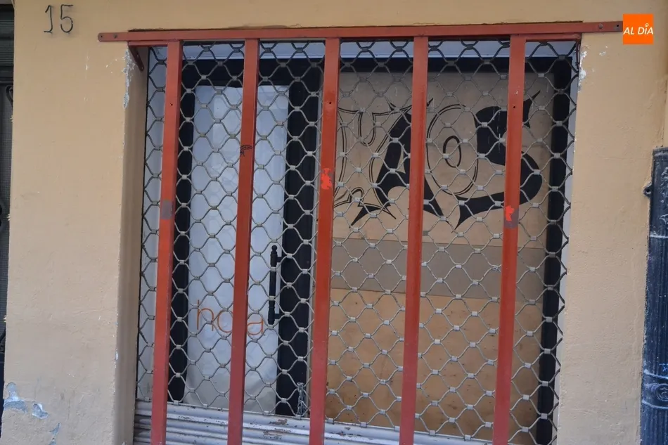 Foto 5 - La calle Madrid se empapa de Carnaval con las agujas, varias pe&ntilde;as y nuevos paneles decorativos  