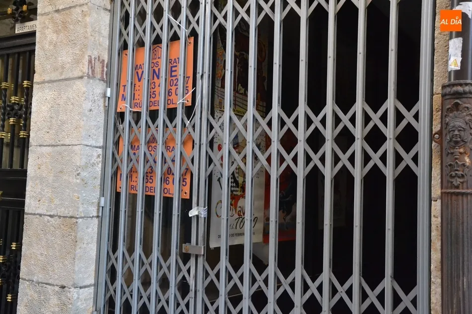 Foto 4 - La calle Madrid se empapa de Carnaval con las agujas, varias pe&ntilde;as y nuevos paneles decorativos  