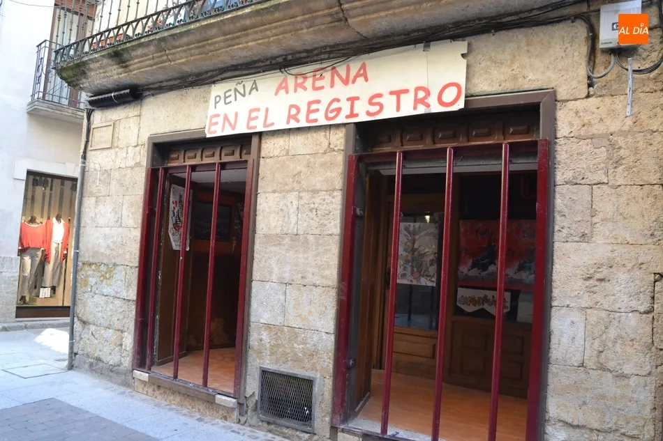 Foto 6 - La calle Madrid se empapa de Carnaval con las agujas, varias pe&ntilde;as y nuevos paneles decorativos  
