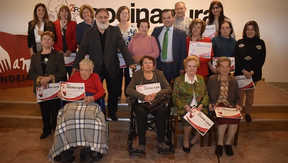 Foto de familia de las 13 cocineras salmantinas homenajeadas