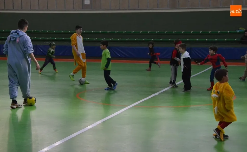 Foto 11 - Los m&aacute;s peques del III Columnas protagonizan el primer encierro del Carnaval 2019  