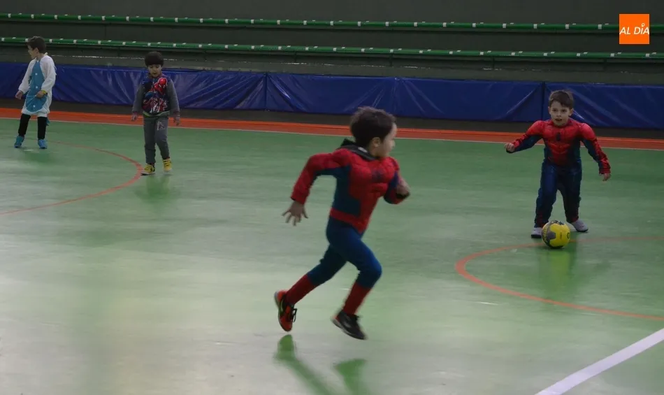 Foto 9 - Los m&aacute;s peques del III Columnas protagonizan el primer encierro del Carnaval 2019  