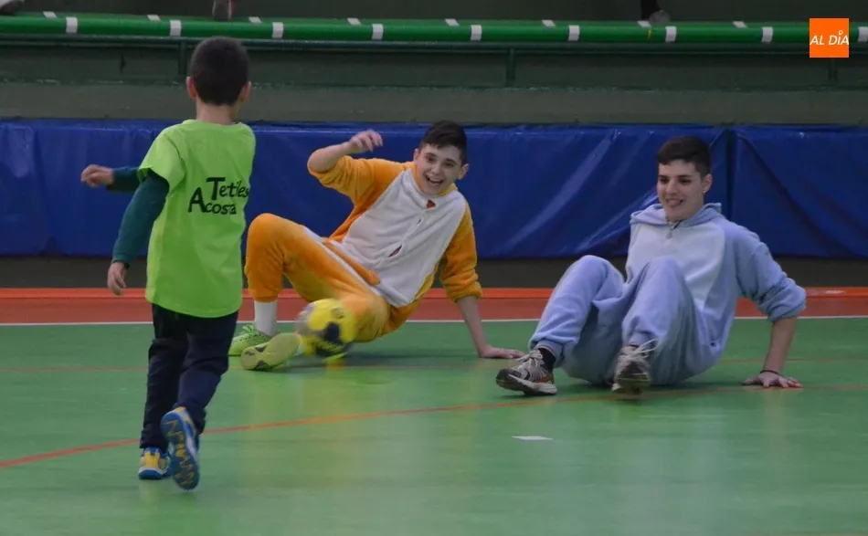 Foto 7 - Los m&aacute;s peques del III Columnas protagonizan el primer encierro del Carnaval 2019  