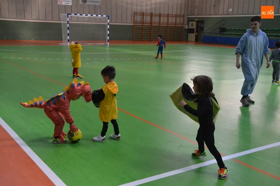 Foto 5 - Los m&aacute;s peques del III Columnas protagonizan el primer encierro del Carnaval 2019  