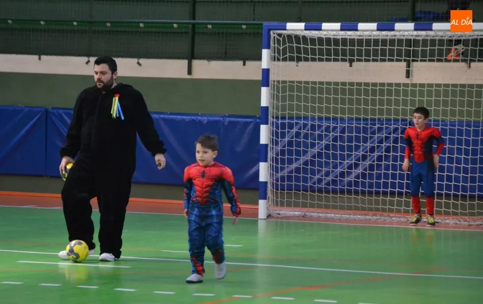Foto 3 - Los m&aacute;s peques del III Columnas protagonizan el primer encierro del Carnaval 2019  