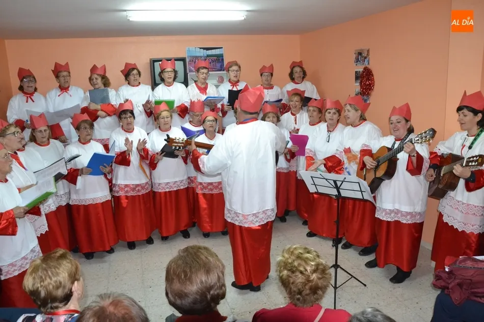 Amanecer une en su fiesta de Carnaval a la Rondalla III Columnas con su propia murga  