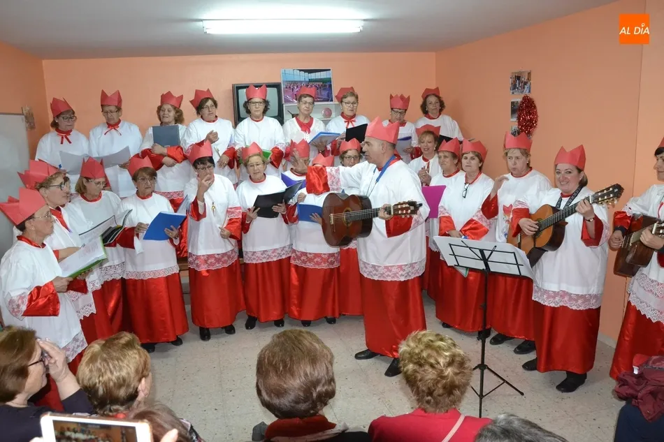 Foto 5 - Amanecer une en su fiesta de Carnaval a la Rondalla III Columnas con su propia murga  