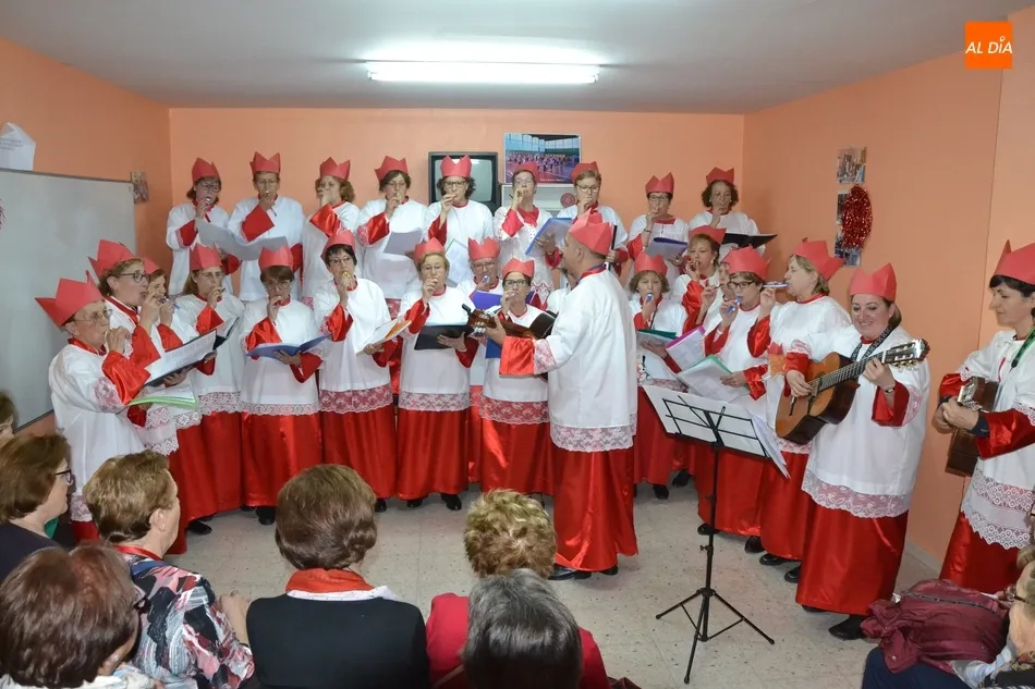 Foto 4 - Amanecer une en su fiesta de Carnaval a la Rondalla III Columnas con su propia murga  