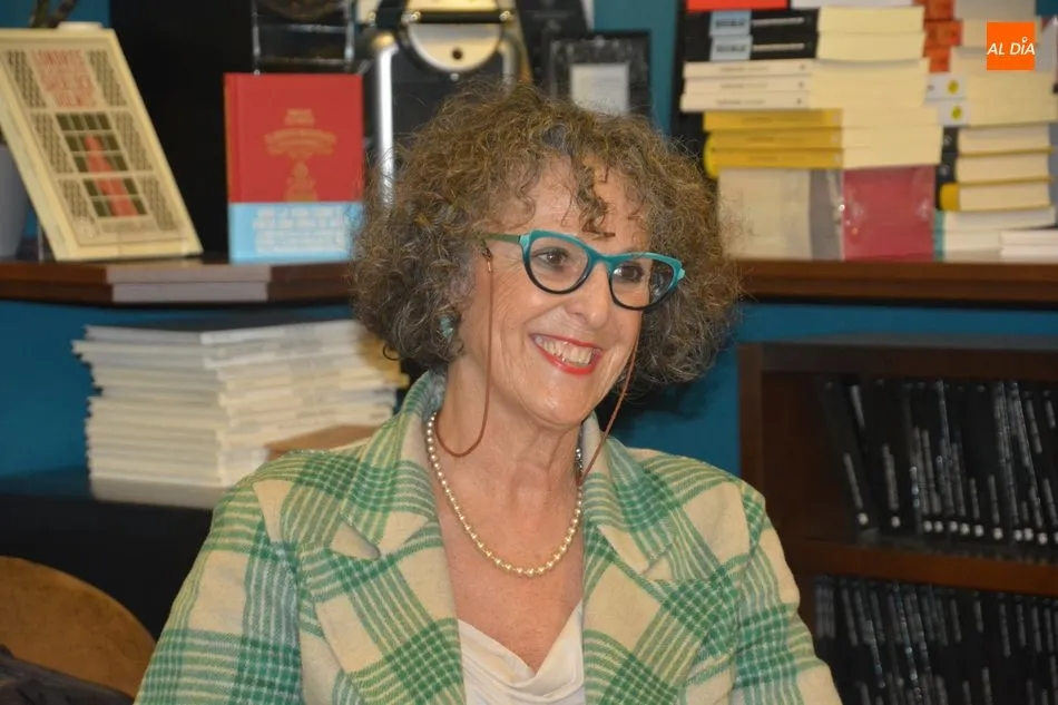 Foto 10 - Lola L&oacute;pez Mond&eacute;jar presenta en Letras Corsarias su libro &lsquo;Qu&eacute; mundo tan maravilloso&rsquo;