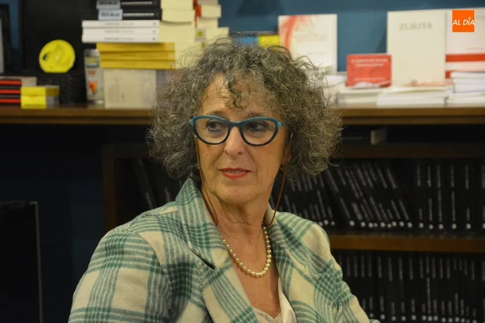 Foto 2 - Lola L&oacute;pez Mond&eacute;jar presenta en Letras Corsarias su libro &lsquo;Qu&eacute; mundo tan maravilloso&rsquo;