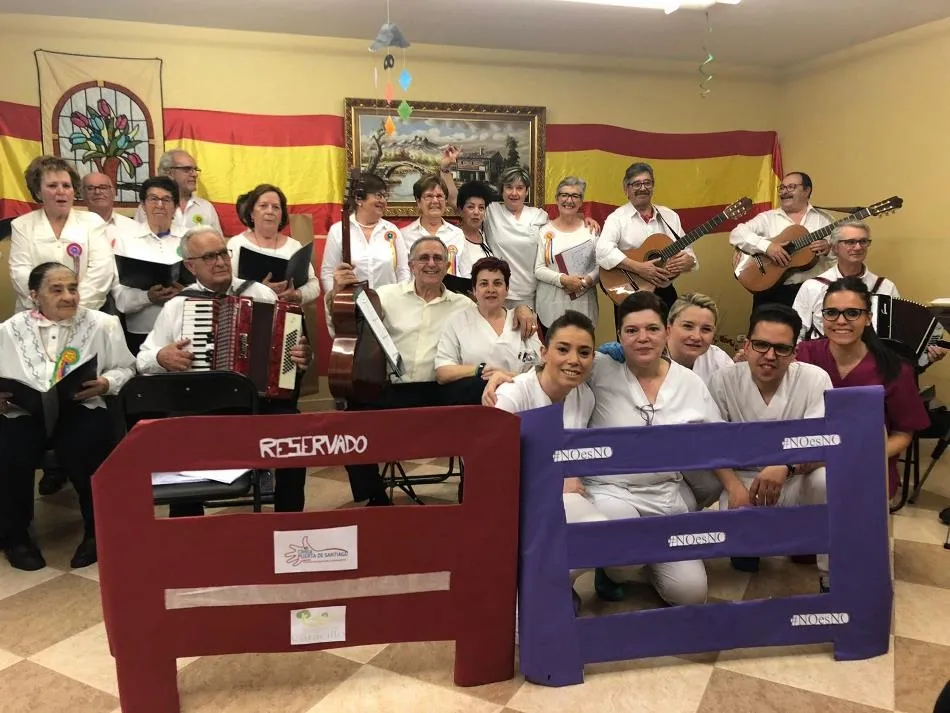 La Residencia Caracillo recibe a la Rondalla de Mayores Aires del Águeda  